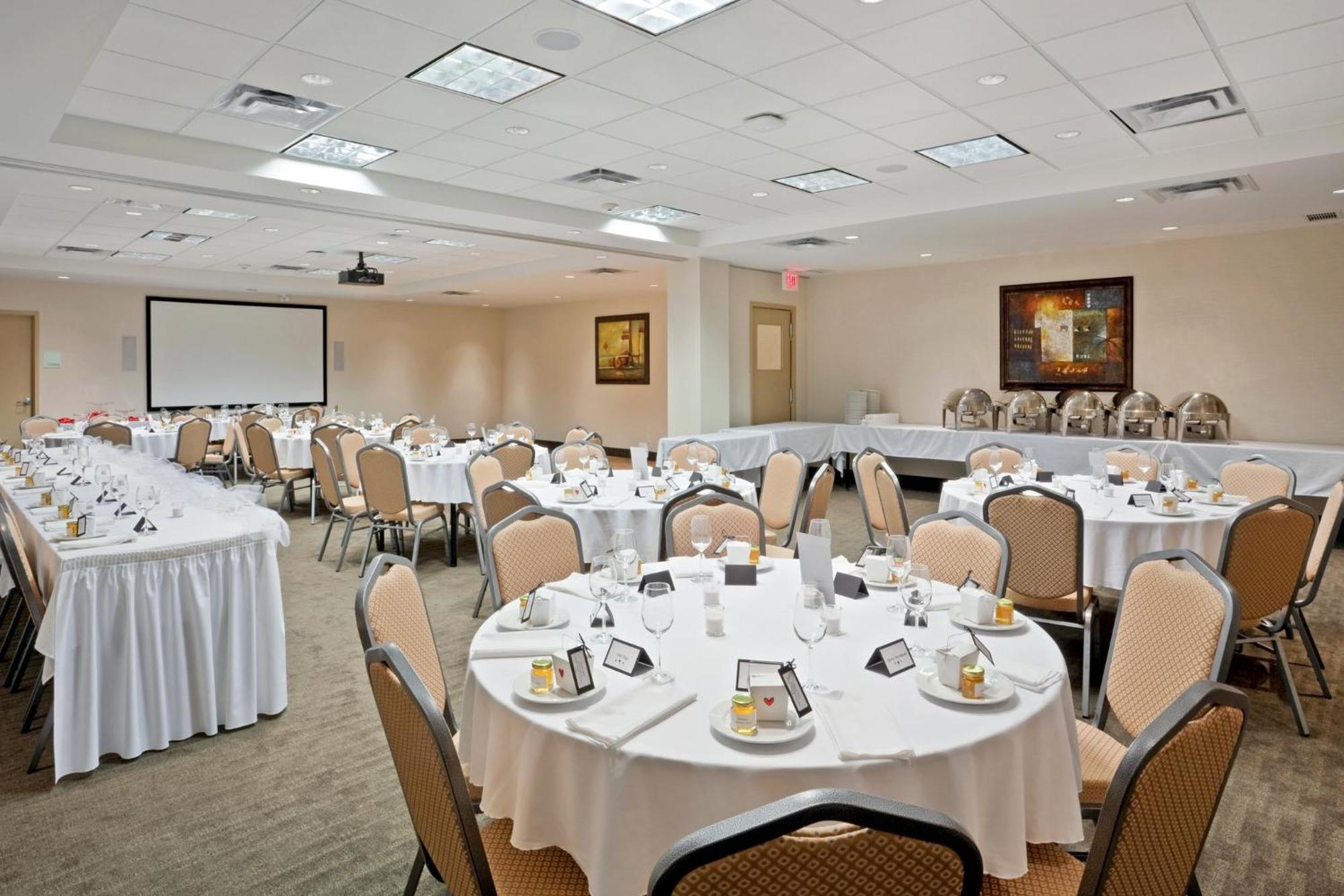 Holiday Inn Hotel & Suites Surrey East - Cloverdale By Ihg Exterior photo