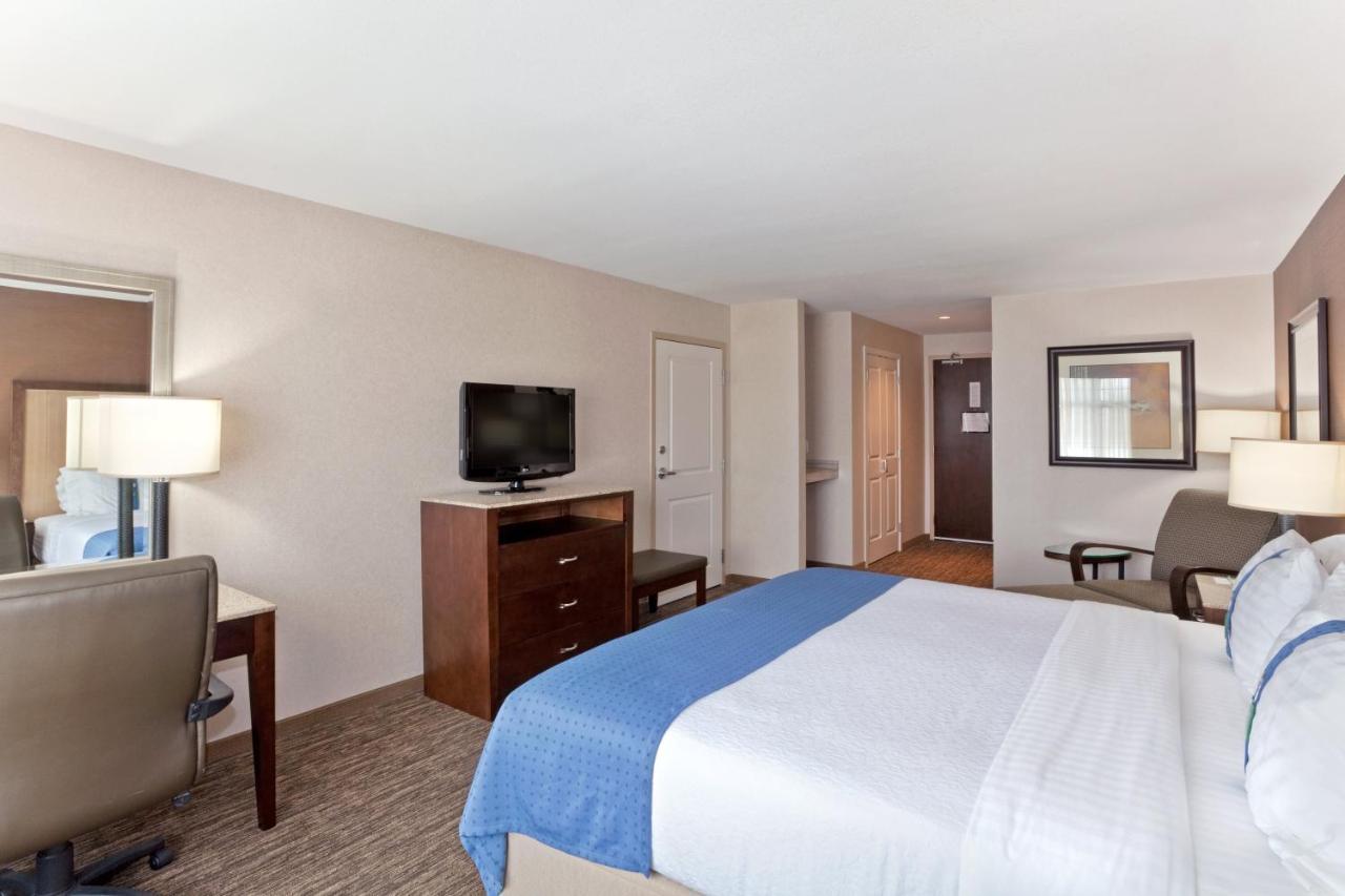 Holiday Inn Hotel & Suites Surrey East - Cloverdale By Ihg Exterior photo